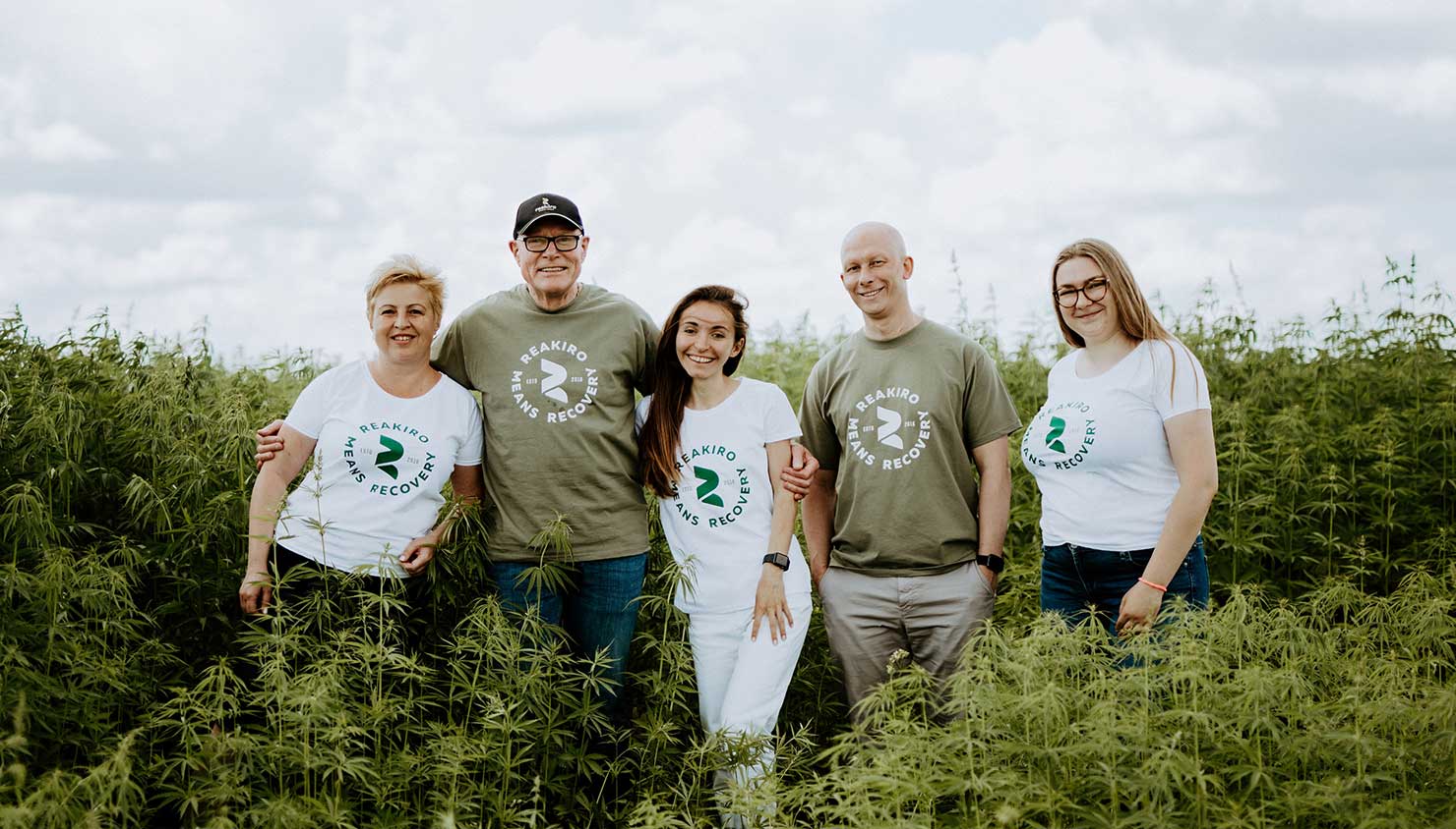 Reakiro team hemp field